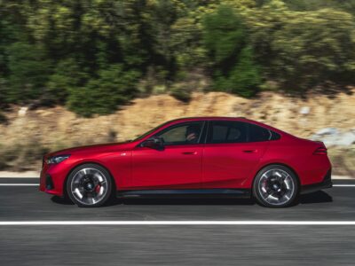 BMW i5 - צבע אדום - פרופיל צד