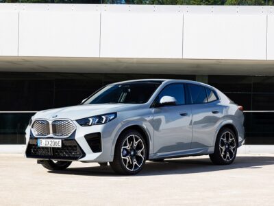 BMW iX2 - החשמלית בנסיעה