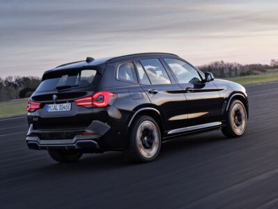 BMW iX3 בנסיעה