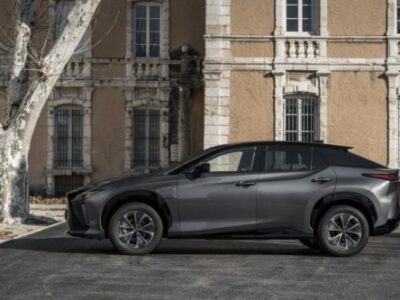 Lexus RZ פרופיל צד