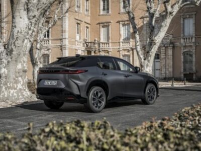 Lexus RZ זווית צד אחורי