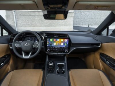 Lexus RZ סביבת נהג