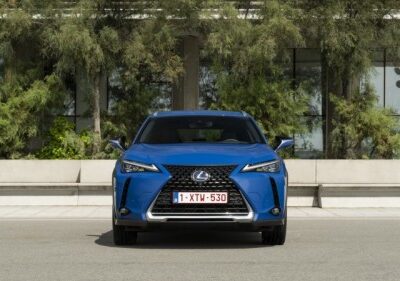 Lexus UX חזית הרכב