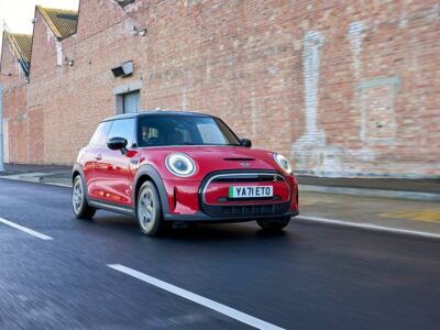 Mini Electric SE חשמלית קטנה ועירונית בנסיעה