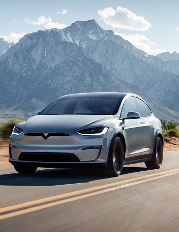 טסלה X Plaid (2015)