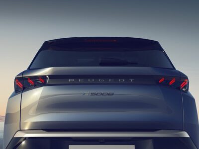 פיג'ו Peugeot 5008 - זוית אחורית