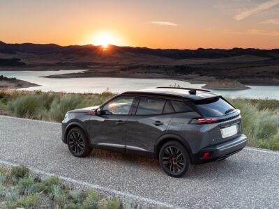 פיג'ו Peugeot E-2008 - על רקע שקיעה