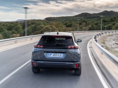 פיג'ו Peugeot E-2008 - מבט אחורי