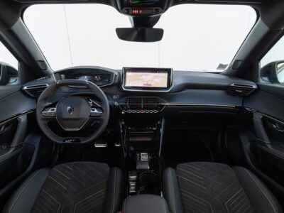 פיג'ו Peugeot E-2008 - סביבת נהג