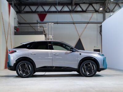 פיג'ו Peugeot E-3008 - פרופיל צד ימין