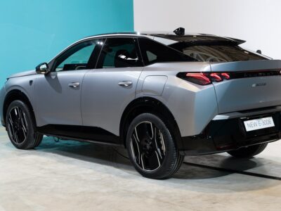 פיג'ו Peugeot E-3008 - זוית אחורית שמאלית