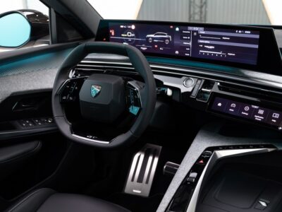 פיג'ו Peugeot E-3008 - סביבת נהג