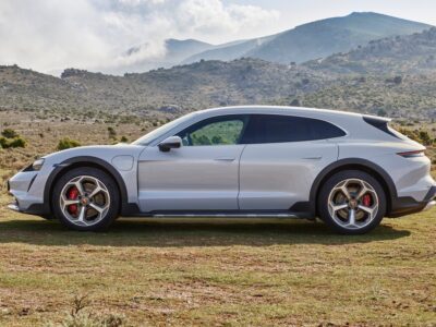 Porsche פורשה – טייקן פרופיל צד