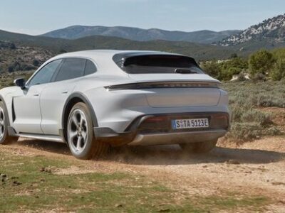 Porsche פורשה – טייקן זווית אחורית
