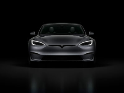 טסלה | Tesla מודל S - שחורה אלגנטית