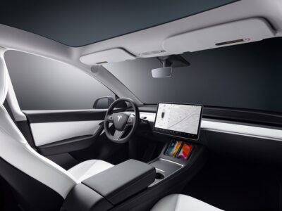 טסלה | Tesla מודל Y - סביבת נהג