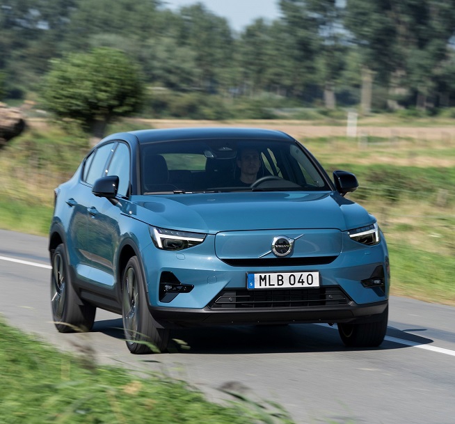 Volvo C40 צבע כחול בנסיעה