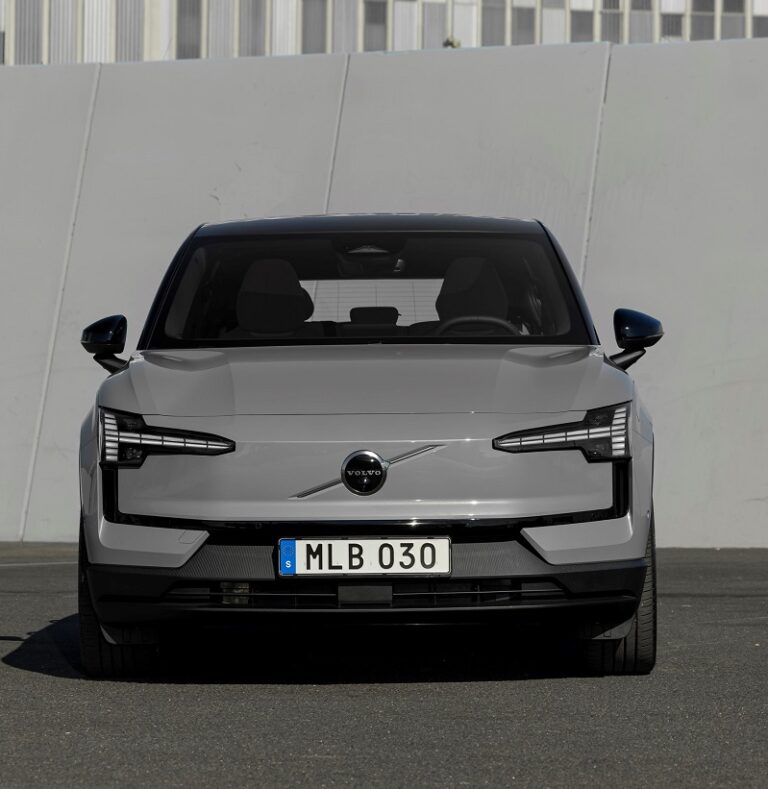 Volvo EX30 חזית הרכב
