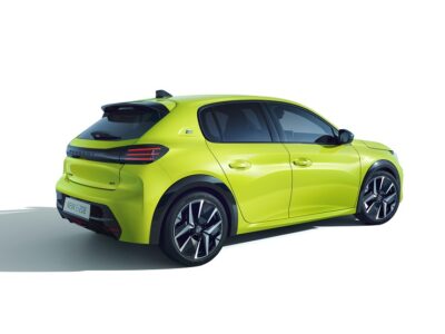 פיג'ו Peugeot E-208 - על רקע לבן