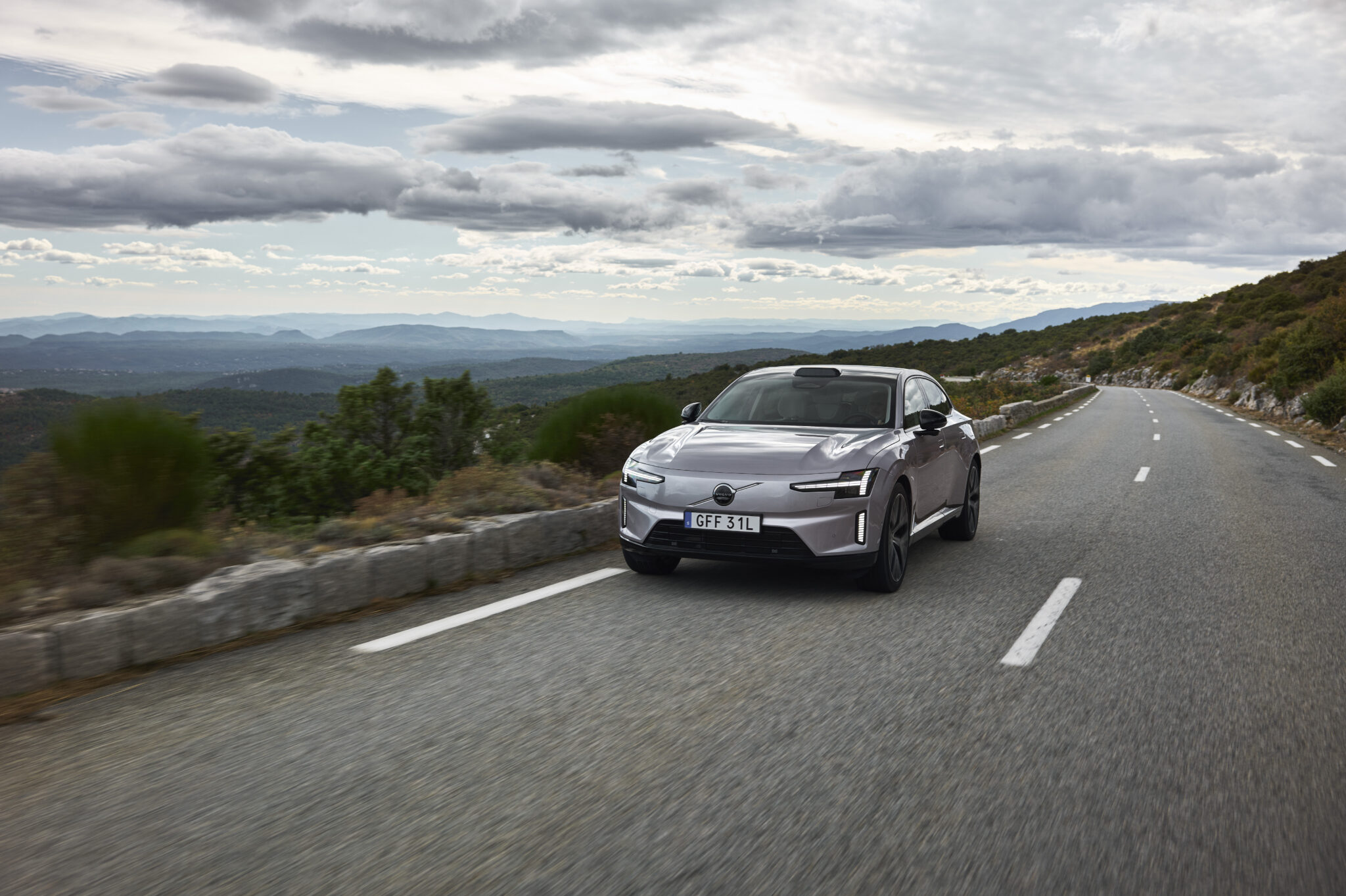 וולבו ES90 Ultra (2025)