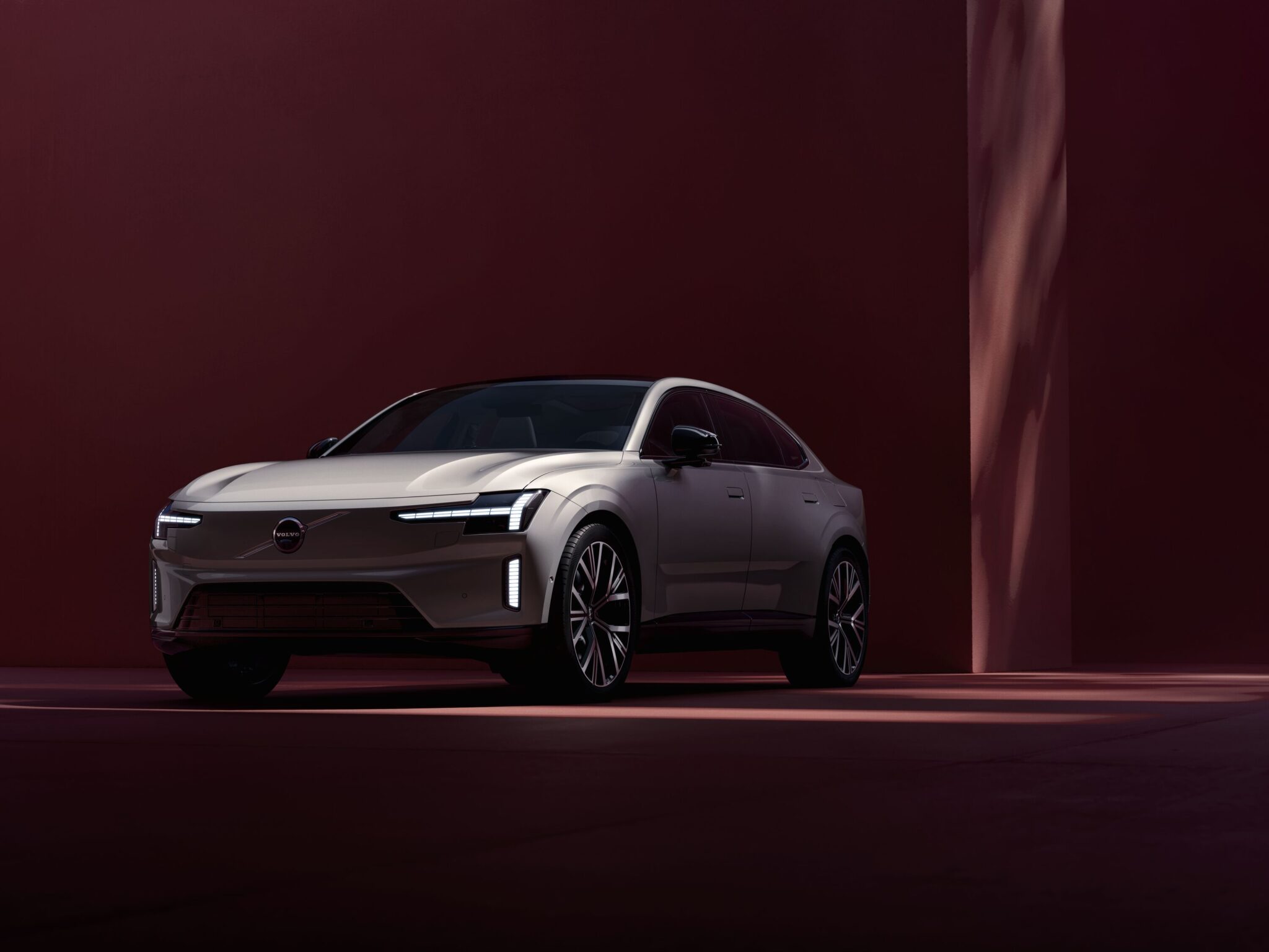 וולבו ES90 Plus (2025)