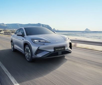 08、SEALION 7_LHD_Lifestyle_Outside_On Road_Right Front 30°_download_JPG 5000px