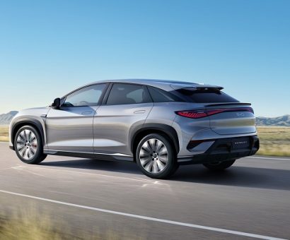 09、SEALION 7_LHD_Lifestyle_Outside_On Road_Left Rear 65°_download_JPG 5000px