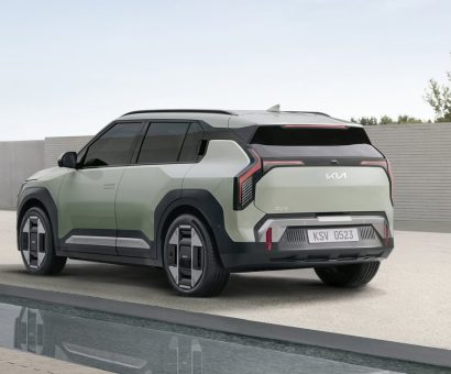 KHQ_EV3_BL_MY25_34Rear_01_Clean