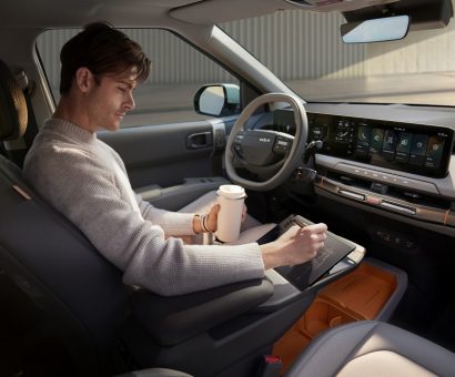 SV_26MY_ME_LHD_Sliding_Table_Console_Main