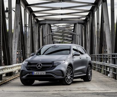 EQC 400 4MATIC; designo selenitgrau magno; AMG Line; Ledernachbildung ARTICO / Mikrofaser DINAMICA schwarz;Stromverbrauch kombiniert: 20,8 – 19,7 kWh/100 km; CO2-Emissionen kombiniert: 0 g/km* ; *Stromverbrauch und Reichweite wurden auf der Grundlage der VO 692/2008/EG ermittelt. Stromverbrauch und Reichweite sind abhängig von der Fahrzeugkonfiguration

EQC 400 4MATIC; designo selenite grey magno; AMG Line; ARTICO man-made leather / DINAMICA microfiber black;Combined electric energy consumption: 20.8 - 19.7 kWh/100 km; combined CO2 emissions: 0 g/km* ; *Electric energy consumption and range have been determined on the basis of Regulation (EC) No. 692/2008. Electric energy consumption and range depend on the vehicle configuration