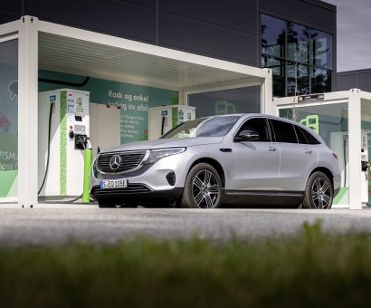 EQC 400 4MATIC; hightechsilber metallic; Ledernachbildung ARTICO / Stoff Sunnyvale zweifarbig indigoblau / schwarz;Stromverbrauch kombiniert: 20,8 – 19,7 kWh/100 km; CO2-Emissionen kombiniert: 0 g/km* ; *Stromverbrauch und Reichweite wurden auf der Grundlage der VO 692/2008/EG ermittelt. Stromverbrauch und Reichweite sind abhängig von der Fahrzeugkonfiguration

EQC 400 4MATIC; high tech silver metallic; Two-tone ARTICO man-made leather  / Sunnyvale fabric indigo blue / black;Combined electric energy consumption: 20.8 - 19.7 kWh/100 km; combined CO2 emissions: 0 g/km* ; *Electric energy consumption and range have been determined on the basis of Regulation (EC) No. 692/2008. Electric energy consumption and range depend on the vehicle configuration