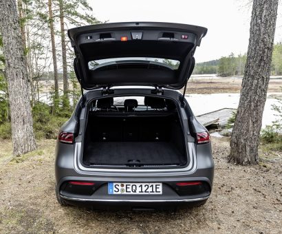 EQC 400 4MATIC; designo selenitgrau magno; AMG Line; Ledernachbildung ARTICO / Mikrofaser DINAMICA schwarz;Stromverbrauch kombiniert: 20,8 – 19,7 kWh/100 km; CO2-Emissionen kombiniert: 0 g/km* ; *Stromverbrauch und Reichweite wurden auf der Grundlage der VO 692/2008/EG ermittelt. Stromverbrauch und Reichweite sind abhängig von der Fahrzeugkonfiguration

EQC 400 4MATIC; designo selenite grey magno; AMG Line; ARTICO man-made leather / DINAMICA microfiber black;Combined electric energy consumption: 20.8 - 19.7 kWh/100 km; combined CO2 emissions: 0 g/km* ; *Electric energy consumption and range have been determined on the basis of Regulation (EC) No. 692/2008. Electric energy consumption and range depend on the vehicle configuration