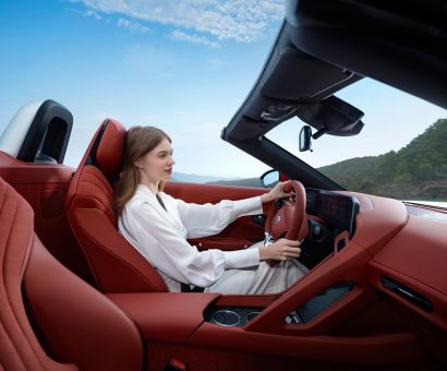 mg-cyberster-driving